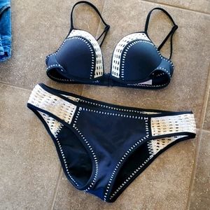 Victoria’s Secret Black/Ivory Bikini TOP ONLY 34C